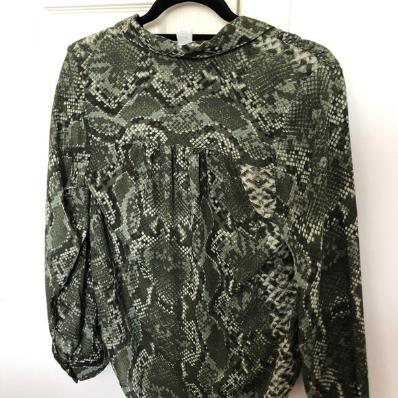Snake print green blouse - Picture 2 of 2